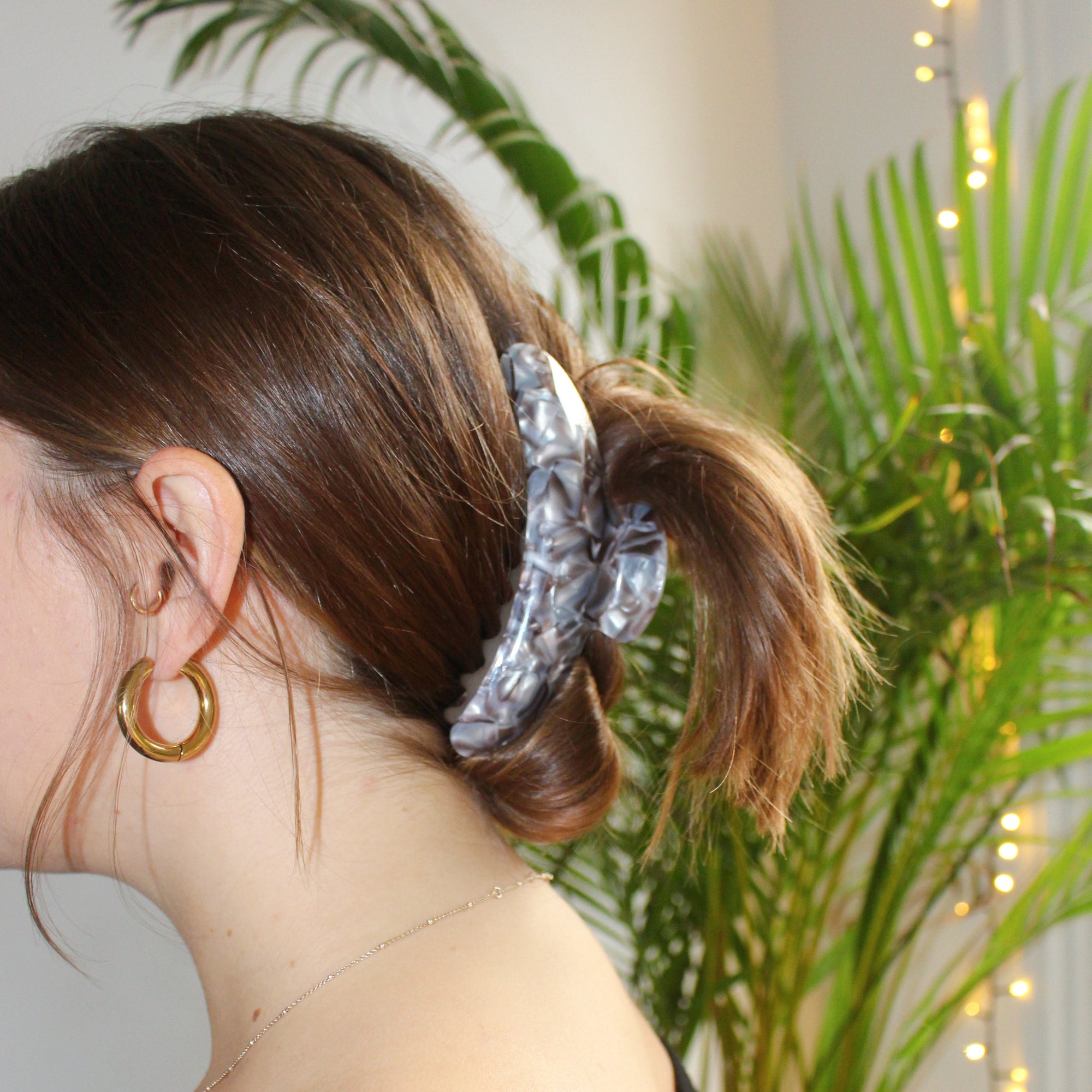 Meet DEMI!  A large curved classic shape hair claw with double grip finish. The curved design and wider body makes it perfect for that all up look, even for thicker hair.  Each clip comes in a branded Tort pouch (colours change seasonally).  Size: 13cm  Colour: marbled chocolate brown and warm silver  Material: eco-resin