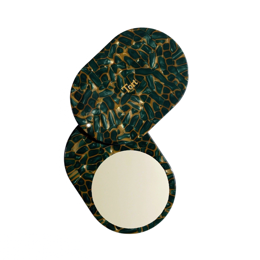 Meet JAYA!  A compact mirror is a handbag essential. Made from smooth, hand-poured eco-resin, the JAYA mirror is super cute with added protection and cleanliness through a sliding mechanism.  Each mirror comes in a branded Tort pouch (colours change seasonally).  Size: 10.5cm  Colour: ivy green and bronze mosaic effect  Material: eco-resin