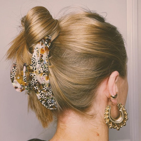 Meet ANNA!  A curved classic shape hair claw with double grip finish. The curved design makes it perfect for that all up look, and with the teeth being close together the grip works to hold all hair, from fine to thick.  Each clip comes in a branded Tort pouch (colours change seasonally).  Size: 12cm  Colour: multi-marble mixed with leopard print  Material: eco-resin