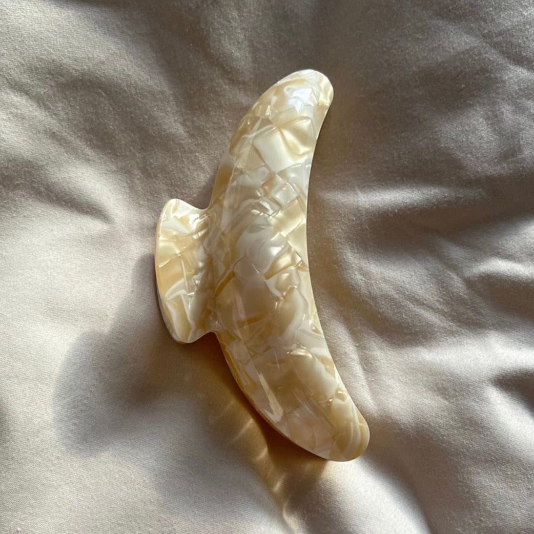 Meet DEMI!  A large curved classic shape hair claw with double grip finish. The curved design and wider body makes it perfect for that all up look, even for thicker hair.  Each clip comes in a branded Tort pouch (colours change seasonally).  Size: 13cm  Colour: marbled butter cream with a pearl-effect  Material: eco-resin