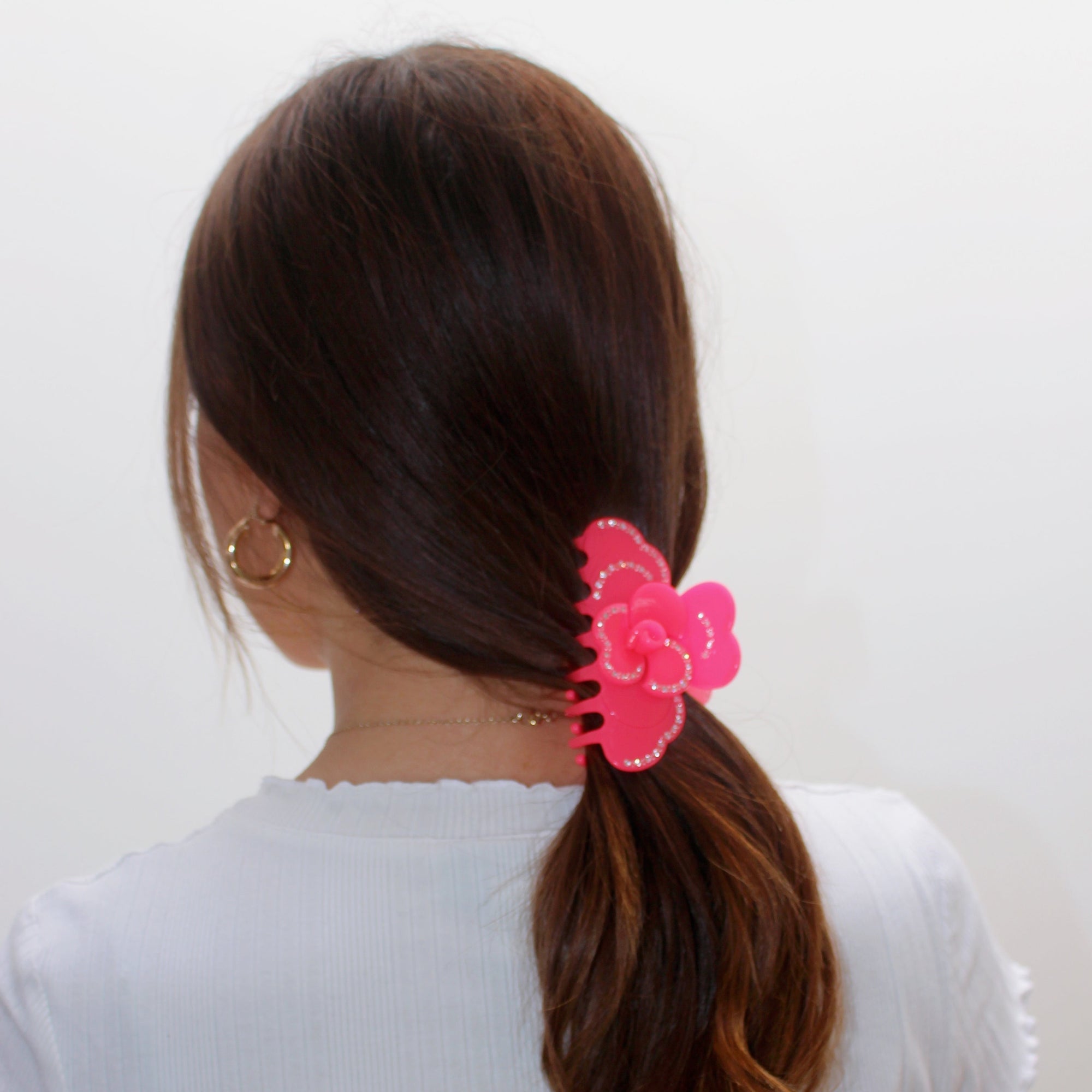 Meet SUZY!  A medium-large clip with flower-shaped detail and rhinestone detailing on each side. Best for half up-half-down looks on thicker hair, while it’s great styled, any-way on medium to fine hair.  Each clip comes in a branded Tort pouch (colours change seasonally).  Size: 9cm  Colour: neon pink with crystal rhinestone accents and silver studs  Material: eco-resin 