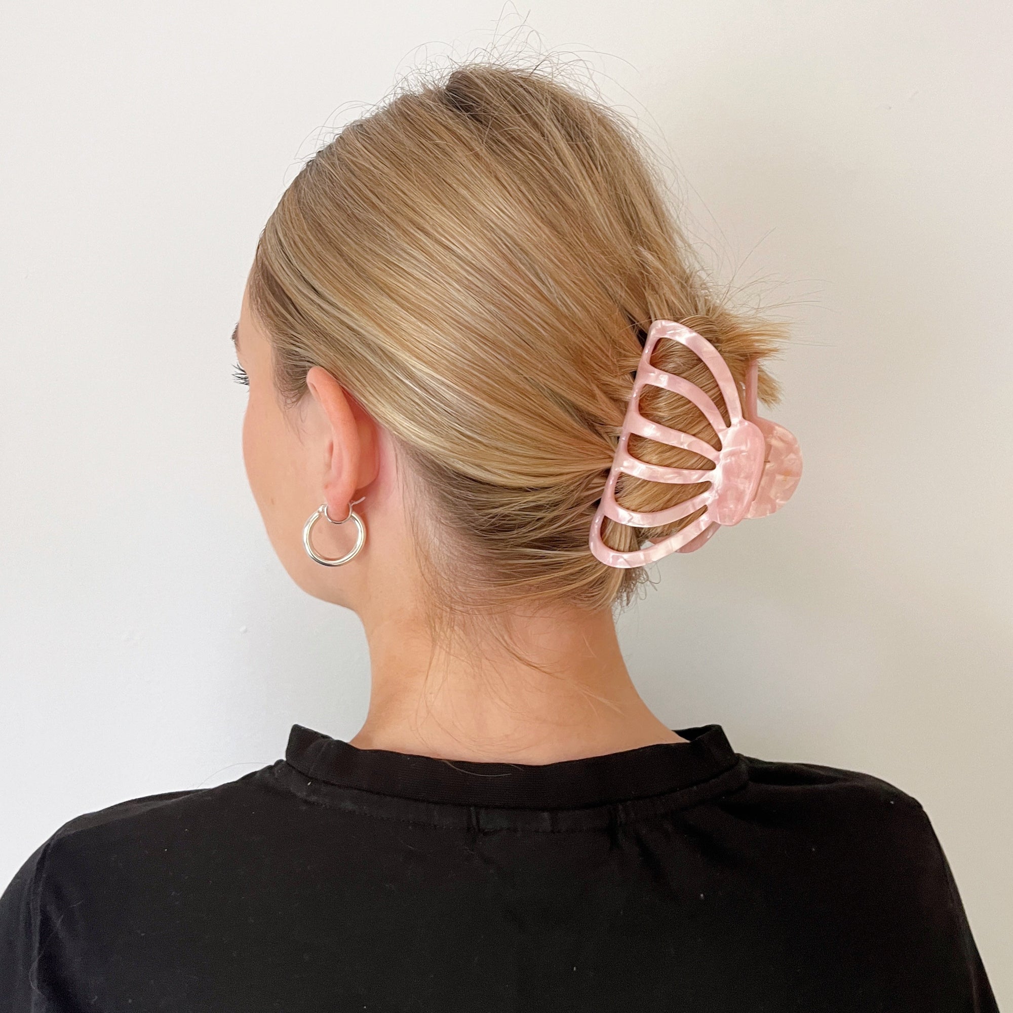 Meet AYYO!  The wide rounded claw has crossover interlocking which creates a secure hold for even the thickest hair. Great for an all up look or to pull all hair back, even when there’s a lot of it.  Each clip comes in a branded Tort pouch (colours change seasonally).  Size: 10.5cm  Colour: pearlescent pink with a satin finish  Material: eco-resin