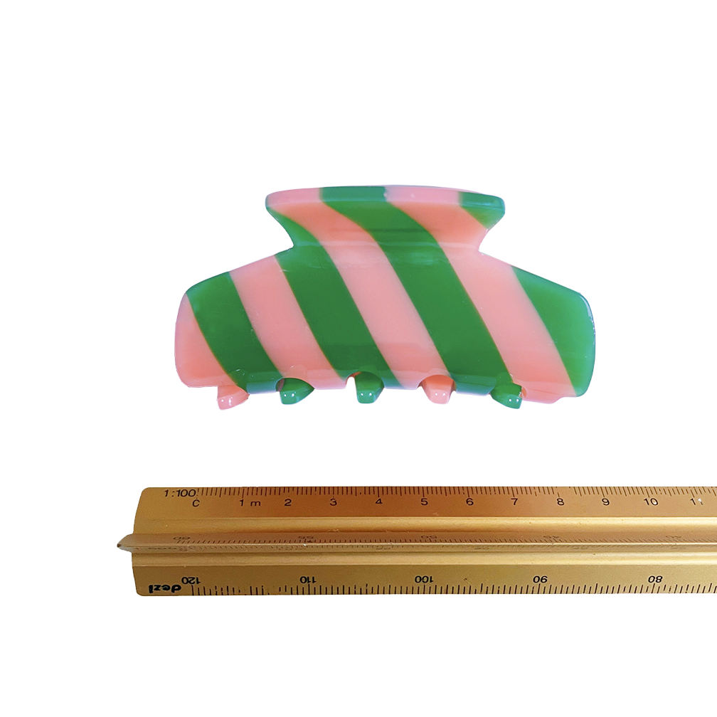 Meet LORA!  A medium sized silhouette claw in our signature stripes. Two resin patterns are merged together to create a colour combinations of dreams. The medium size makes it very easy to use and perfect for an all up look or securing a bun. For shorter hair it can be used for an all up look.  Each clip comes in a branded Tort pouch (colours change seasonally).  Size: 9cm  Colour: emerald green and peach-pink stripe  Material: eco-resin 