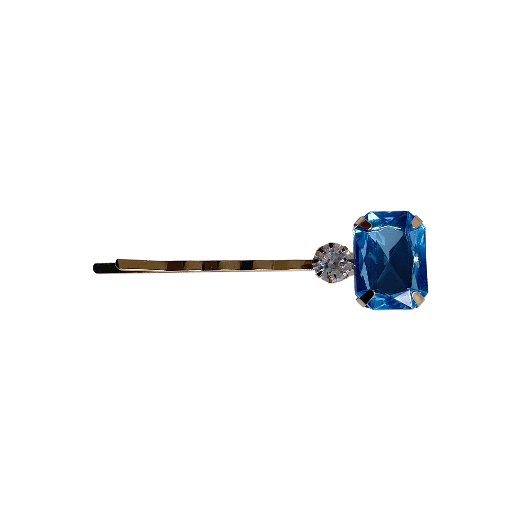 Meet BETH!  A rectangular emerald cut next to a smaller clear crystal design, on a gold-brass hair slide. The smaller hair slide ensures a secure fit and hold on most hair types, even fine hair.  Each clip comes in a branded Tort pouch (colours change seasonally).  Size: 6cm  Colour: sapphire blue and crystal on a gold-brass hair slide  Material: hand crafted glass beads