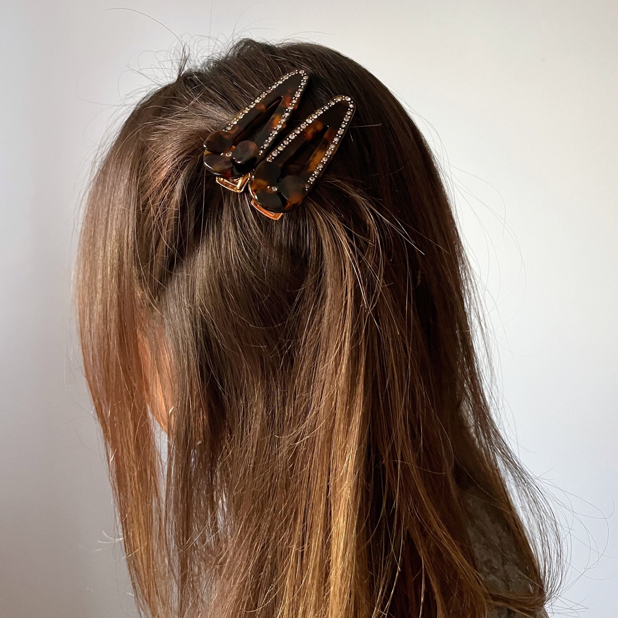 Meet CORA!  Our OG clip, a rounded-edge barrette featuring rhinestones, flower and gold hinge fastening with a teeth effect grip for a sturdy and reliable hold. Great for keeping hair in place or simply clipping back your grown out fringe.  Each clip comes in a branded Tort pouch (colours change seasonally).  Size: 7cm  Colour: classic tortoiseshell with silver rhinestone accents  Material: eco-resin 