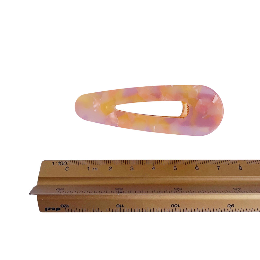 Meet CORA!  Our OG clip, a rounded-edge barrette featuring a gold hinge fastening and a teeth effect grip for a sturdy and reliable hold. Great for keeping hair in place or simply clipping back your grown out fringe.  Each clip comes in a branded Tort pouch (colours change seasonally).  Size: 7cm  Colour: yellow, peach and lilac tie-dye effect  Material: eco-resin