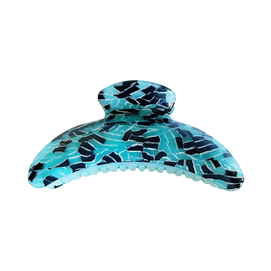Meet DEMI!  A large curved classic shape hair claw with double grip finish. The curved design and wider body makes it perfect for that all up look, even for thicker hair.   Each clip comes in a branded Tort pouch (colours change seasonally).  Size: 13cm  Colour: deep aqua, black and white abstract pattern  Material: eco-resin