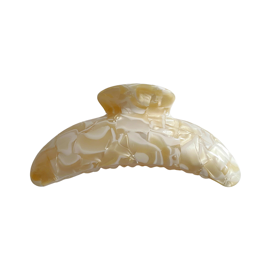 Meet DEMI!  A large curved classic shape hair claw with double grip finish. The curved design and wider body makes it perfect for that all up look, even for thicker hair.  Each clip comes in a branded Tort pouch (colours change seasonally).  Size: 13cm  Colour: marbled butter cream with a pearl-effect  Material: eco-resin