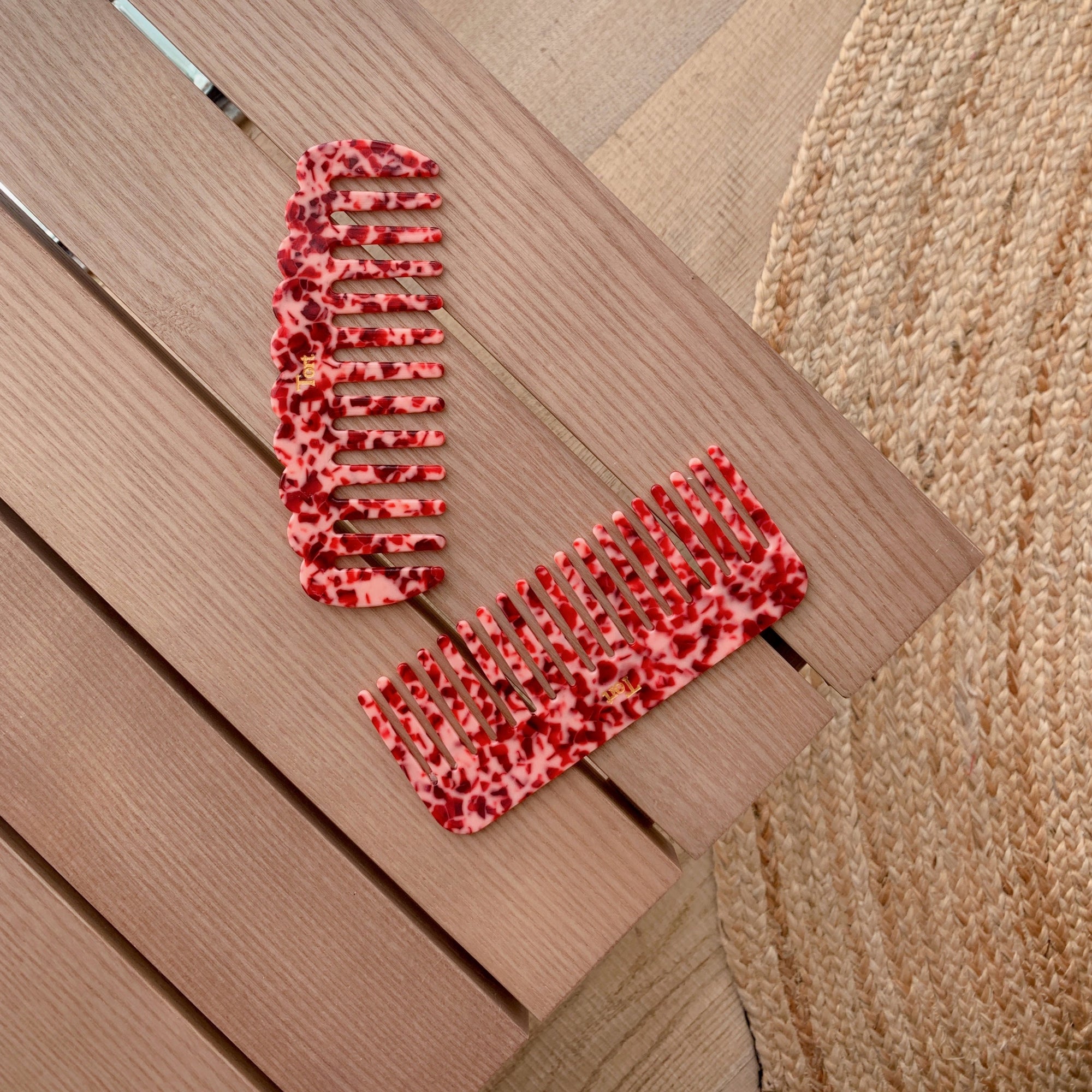 Meet ELVA!  A sturdy round-edged rectangle comb made from eco-resin. Designed with medium positioned rounded teeth so that hair retains texture and strength. Glides through wet or dry hair to untangle or tease after curling with tongs or straighteners, while preventing breakage, split ends and frizz.   Each comb comes in a branded Tort pouch (colours change seasonally).  Size: 15cm  Colour: marbled ruby red  Material: eco-resin   Combs are non-refundable for hygiene reasons.