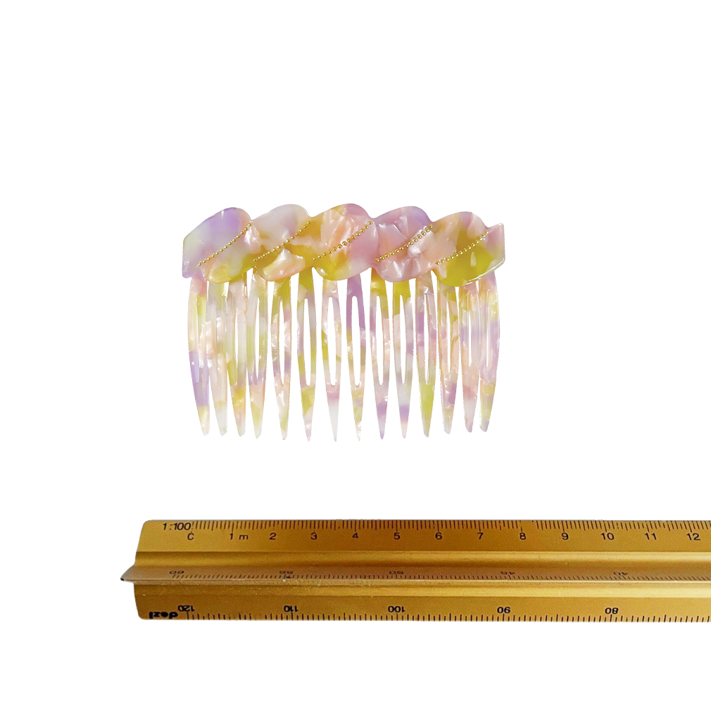 Meet HARI!  A cool twist on the classic comb slide. Great for a side-swept look or hold sections of hair.  Each clip comes in a branded Tort pouch (colours change seasonally).  Size: 8cm  Colour: marbled lavender, peach and lemon  Material: eco-resin