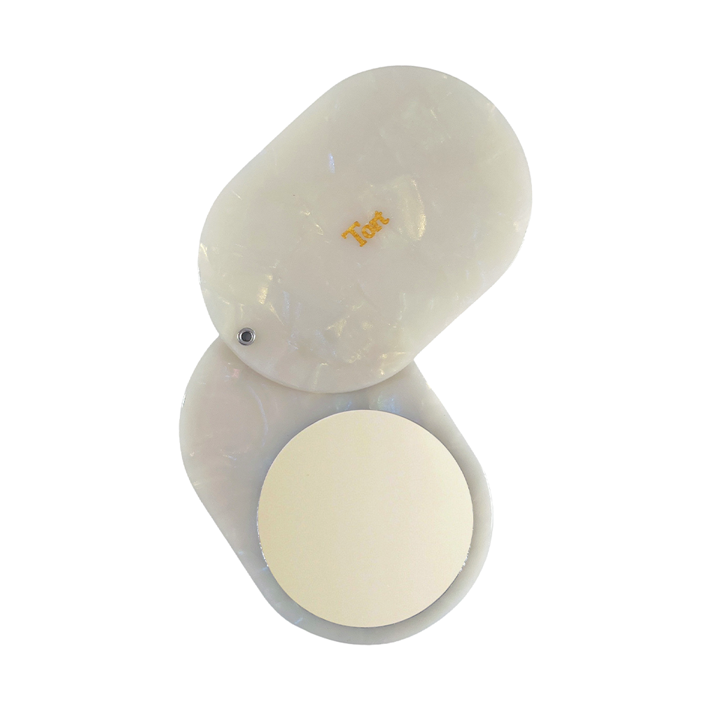 Meet JAYA!  A compact mirror is a handbag essential. Made from smooth, hand-poured eco-resin, the JAYA mirror is super cute with added protection and cleanliness through a sliding mechanism.  Each mirror comes in a branded Tort pouch (colours change seasonally).  Size: 10.5cm  Colour: marbled pearlescent white  Material: eco-resin